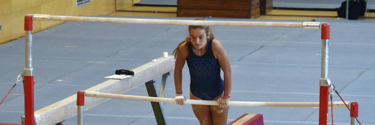 Ginasta a executar um exercício nas paralelas assimétricas